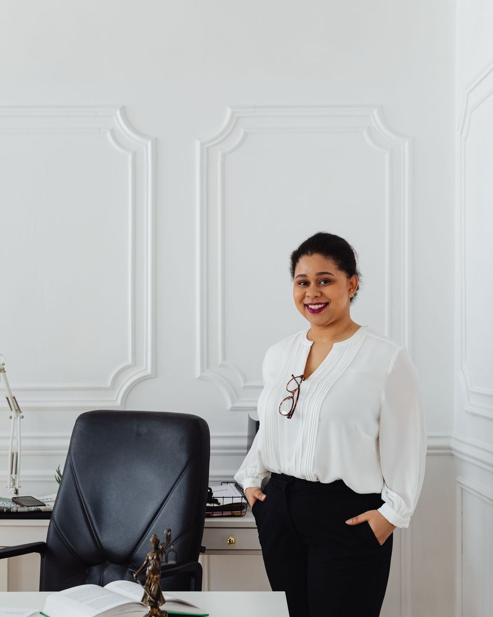 Photographie d'illustration : une avocate dans son bureau
